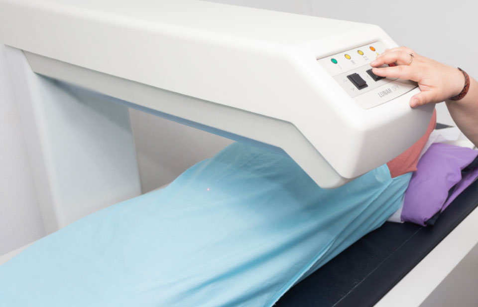 Equipo de densitometría ósea durante el examen